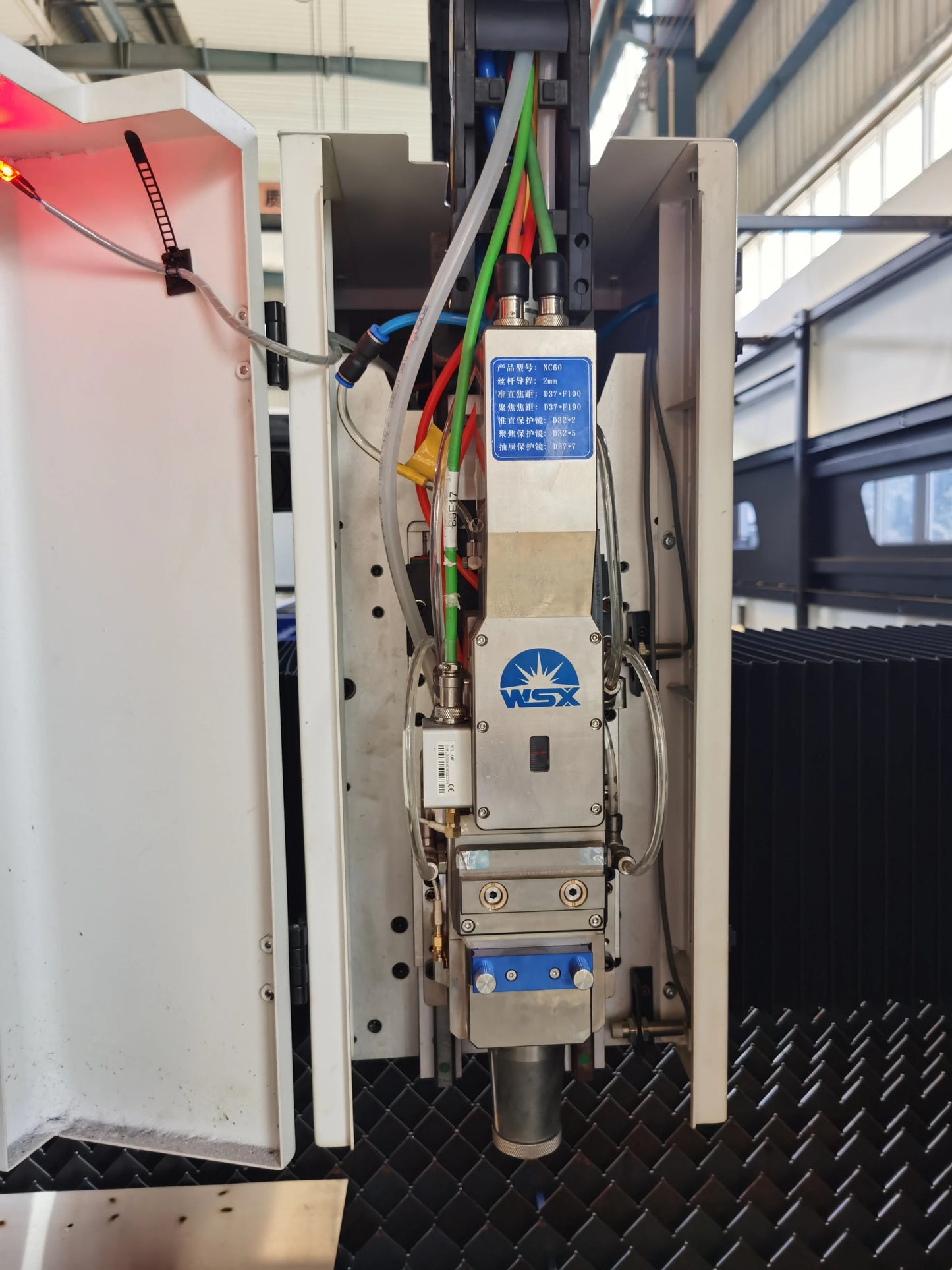 Fiber laser cutting machine full enclosed cover cnc stainless steel laser cutting machines
