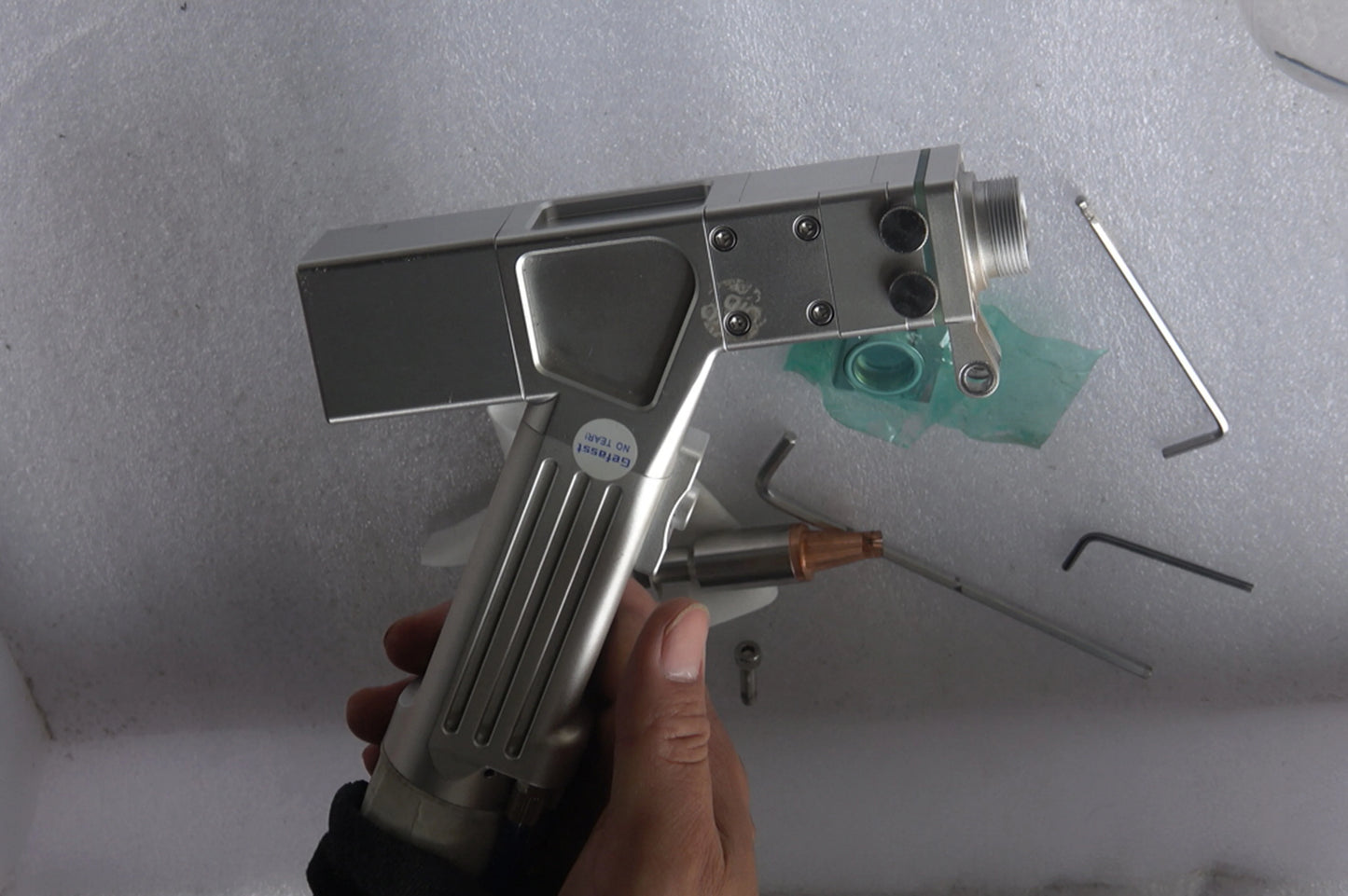 Fiber laser Handheld portable fiber laser welding machine 1000W 1500W 2000W with auto wire feeder