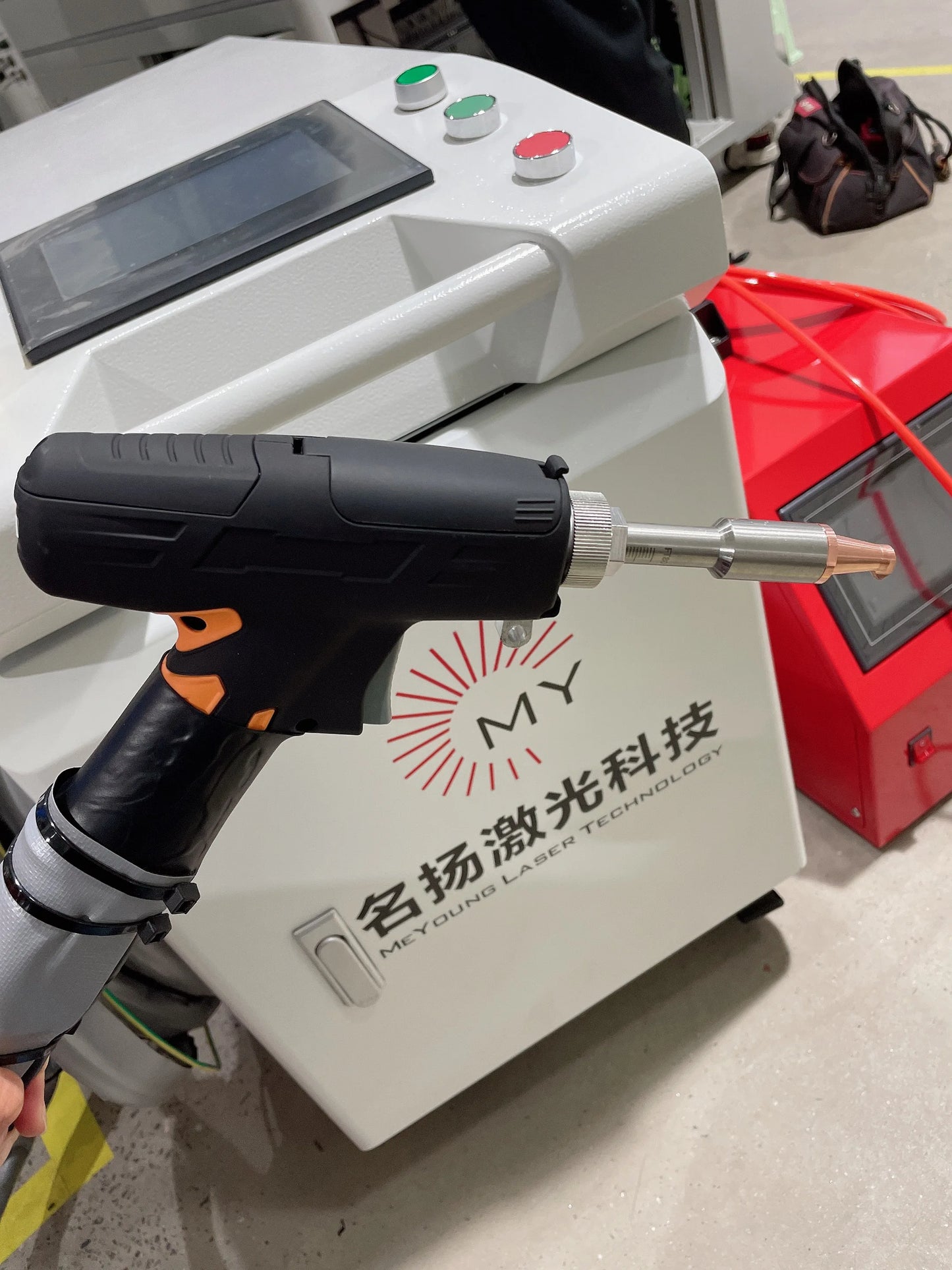 Factory hot selling easy to operate handheld laser welding machine for matel welding1500W