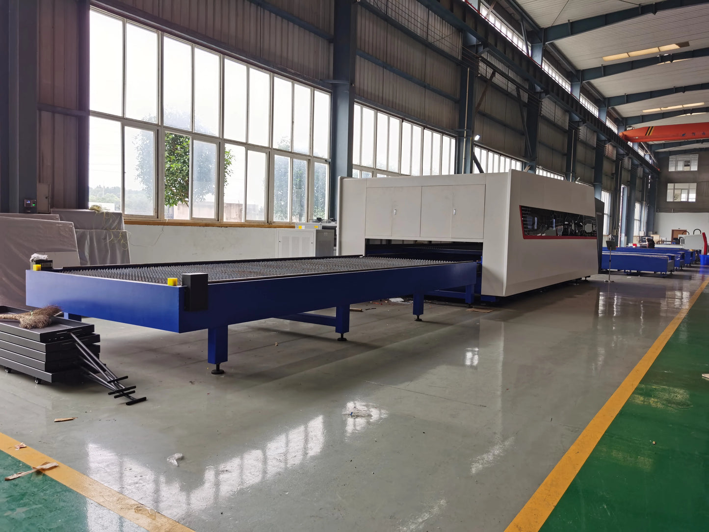 Fiber laser cutting machine full enclosed cover cnc stainless steel laser cutting machines